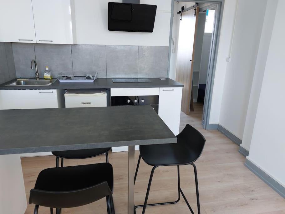 Ferienwohnung Le Voltaire - T2 Neuf Face Pyrenees Tarbes Exterior foto