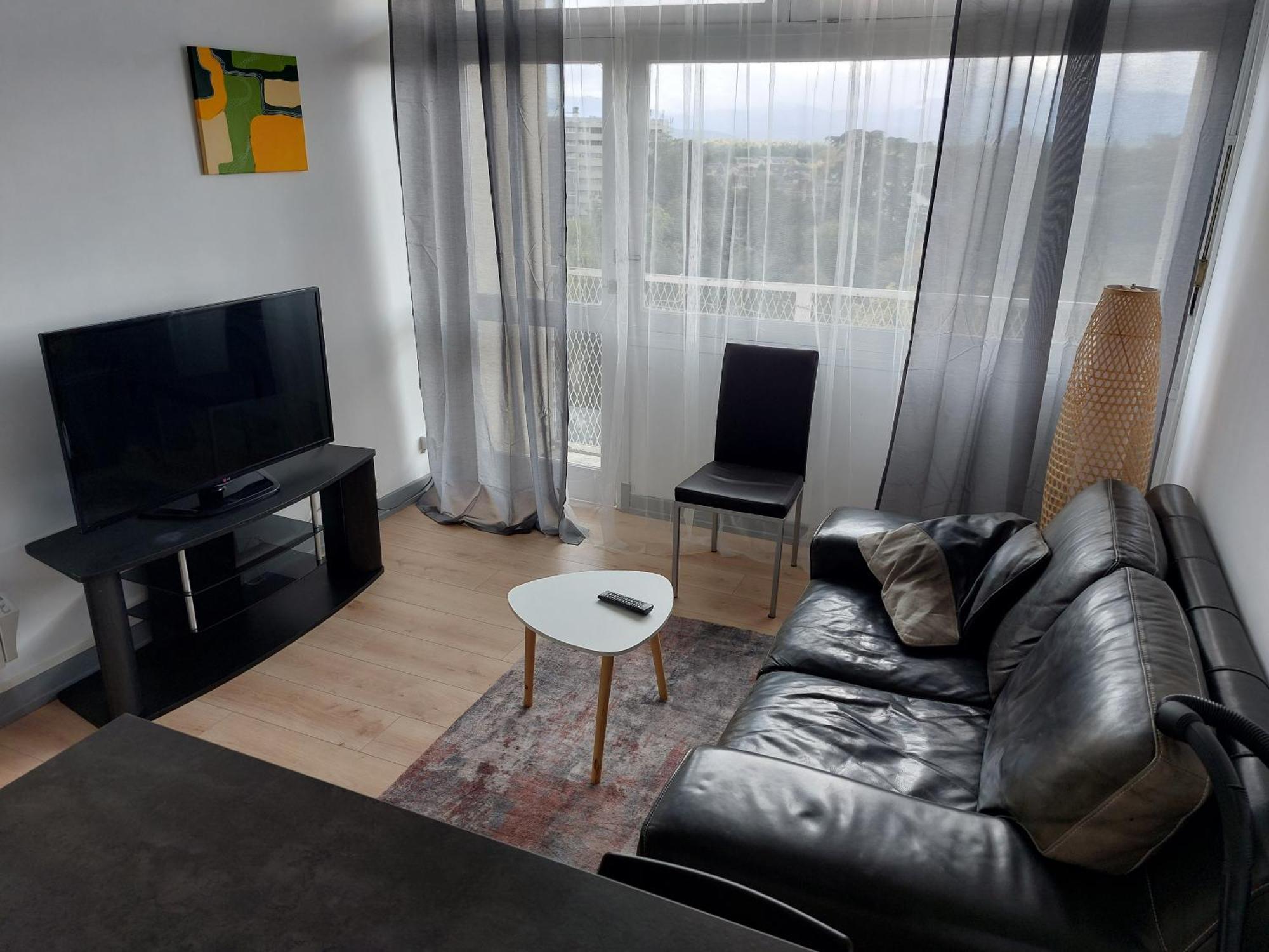 Ferienwohnung Le Voltaire - T2 Neuf Face Pyrenees Tarbes Exterior foto